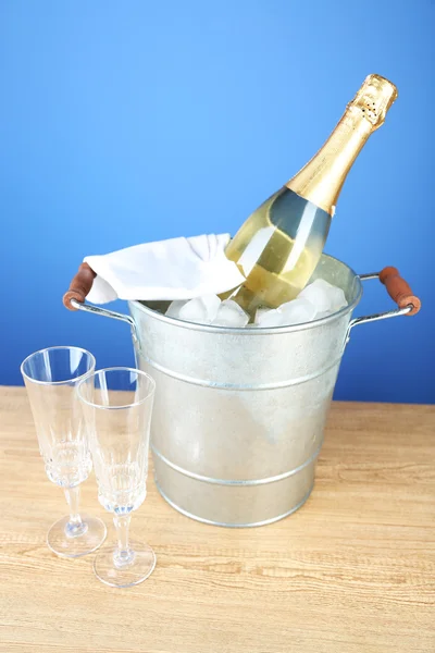 Flaska champagne i hink — Stockfoto