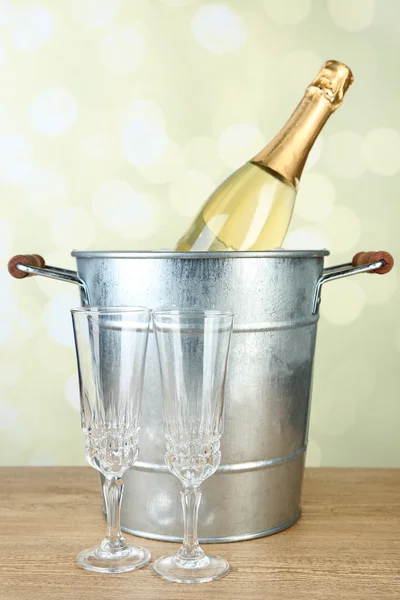 Fles champagne in emmer — Stockfoto