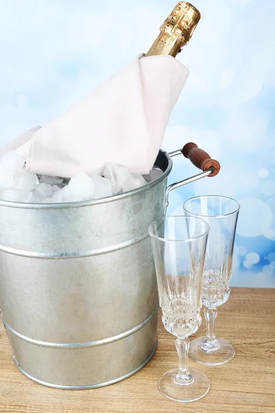 Láhev šampaňského v kbelíku — Stock fotografie