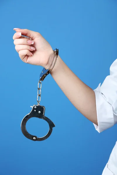 Female hand is handcuffed — Stock Photo, Image