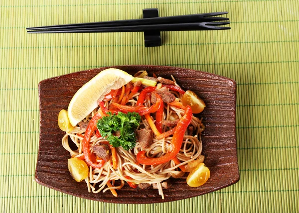 Macarrão chinês com legumes — Fotografia de Stock