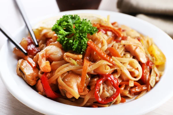 Fideos chinos con verduras —  Fotos de Stock