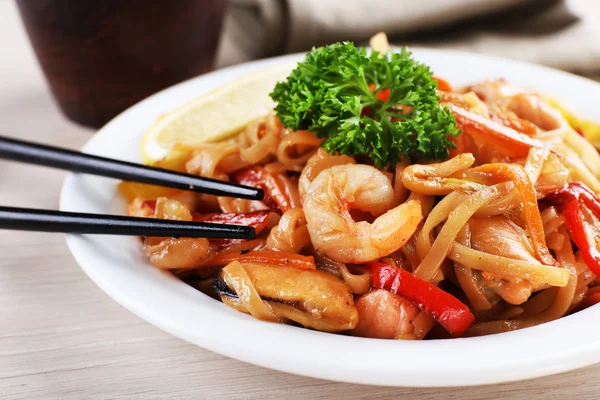 Fideos chinos con verduras —  Fotos de Stock