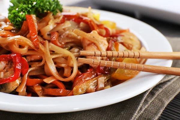 Kinesiska nudlar med grönsaker — Stockfoto