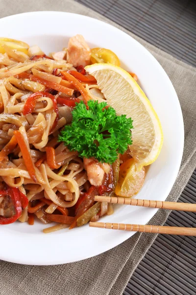 Fideos chinos con verduras —  Fotos de Stock