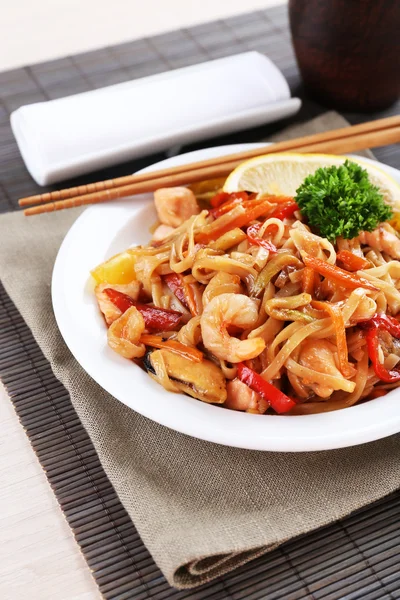 Fideos chinos con verduras —  Fotos de Stock