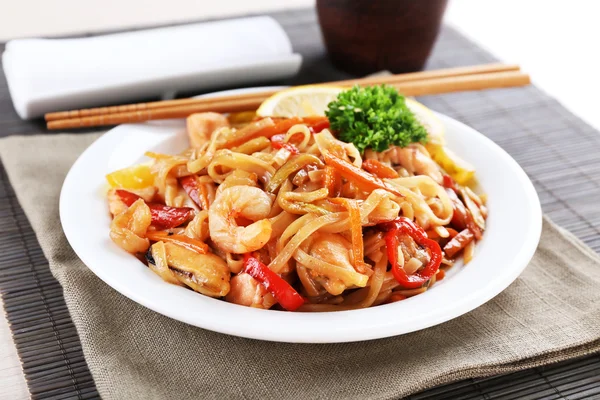 Fideos chinos con verduras —  Fotos de Stock