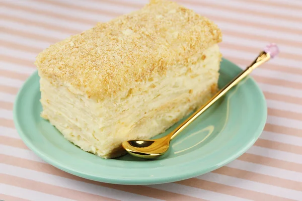 Napoleon kakku lautasella — kuvapankkivalokuva