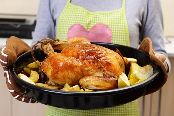 Delicioso pollo al horno —  Fotos de Stock