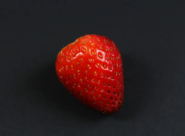 Fraise sur fond noir — Photo