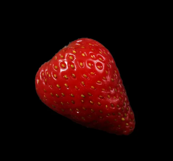 Fraise sur fond noir — Photo