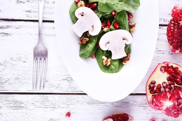 Frischer Salat mit Gemüse — Stockfoto