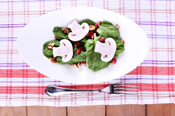 Свежий салат с зеленью — стоковое фото
