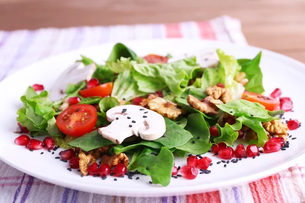 Salada fresca com verdes — Fotografia de Stock