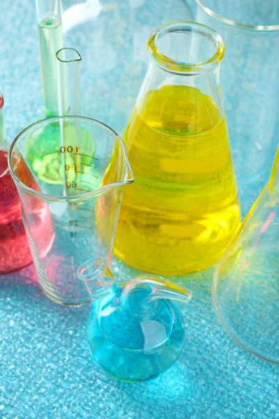 Diferentes cristalería de laboratorio — Foto de Stock