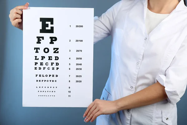 Woman with eye chart — Stock Photo, Image