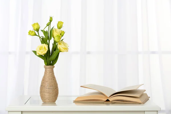 Beautiful bouquet of flowers — Stock Photo, Image