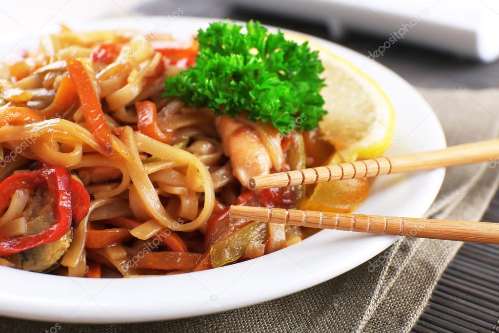 Chinese noodles with vegetables