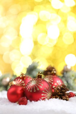 Karda noel baloları