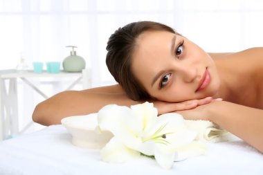 Kaplıca salonundaki kadın.