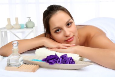 Kaplıca salonundaki kadın.