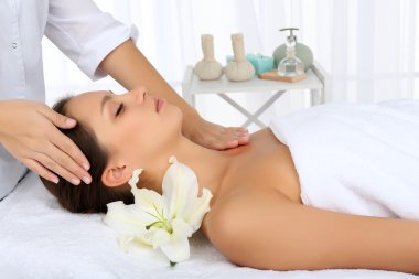 baş masajı çekici kadın