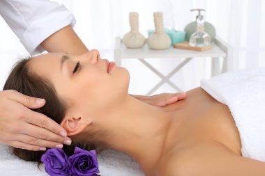 baş masajı çekici kadın