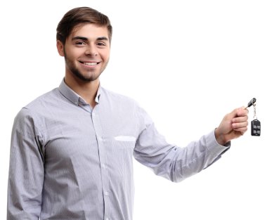 Beyaz izole arabanın anahtarını tutan işadamı