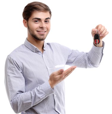Beyaz izole arabanın anahtarını tutan işadamı