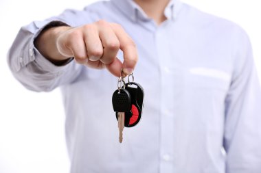 Arabanın anahtarını tutan işadamı
