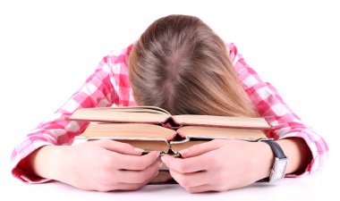 kız kitap okuyor.