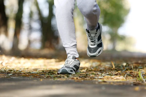 Młody człowiek joggingu — Zdjęcie stockowe