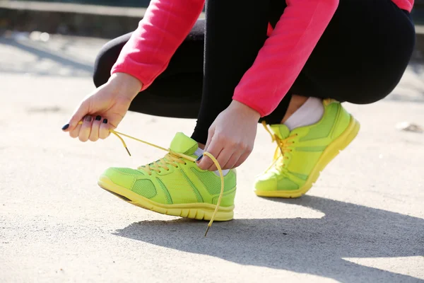 Runner tying shoelaces — Stock Photo, Image