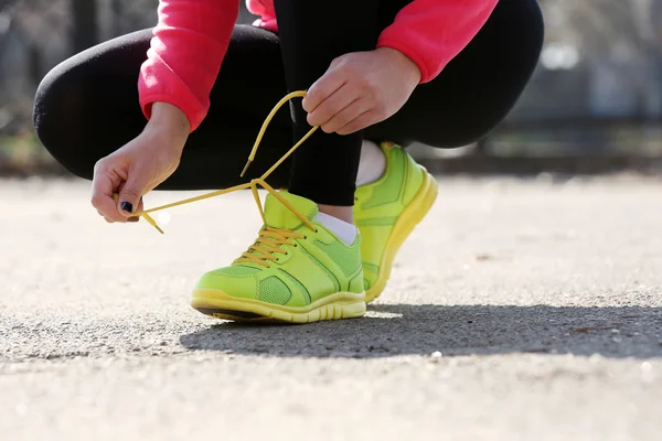 Runner tying shoelaces — Stock Photo, Image