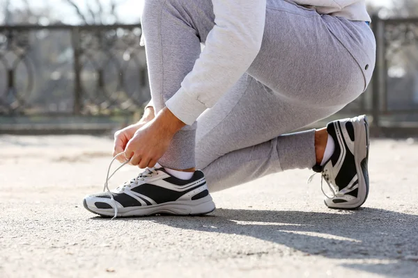 Runner tying shoelaces — Stock Photo, Image