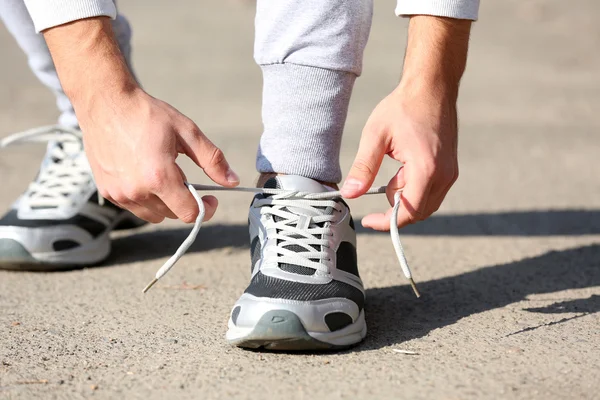 Runner tying shoelaces — Stock Photo, Image