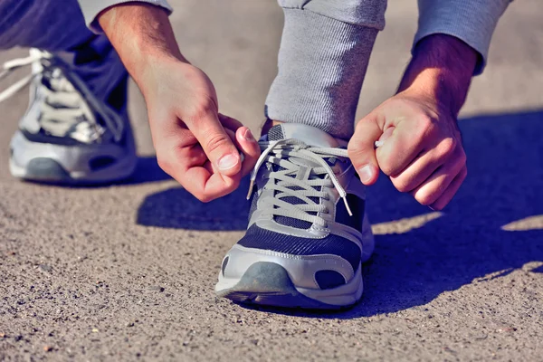 Runner tying shoelaces — Stock Photo, Image