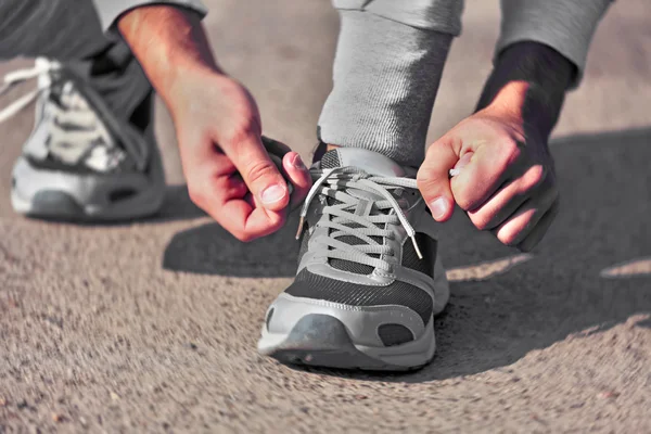 靴ひもを結ぶランナー — ストック写真