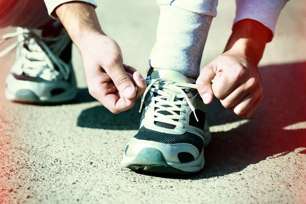靴ひもを結ぶランナー — ストック写真