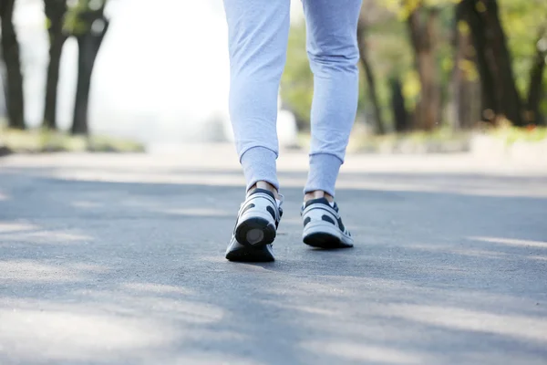 Runner 's feet on road — стоковое фото