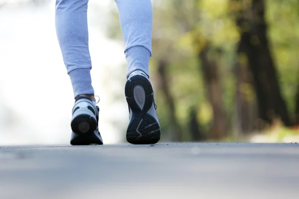 Runner 's feet on road — стоковое фото