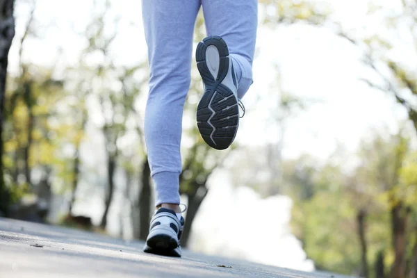 Runner 's feet on road — стоковое фото