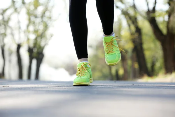 Runner 's feet on road — стоковое фото