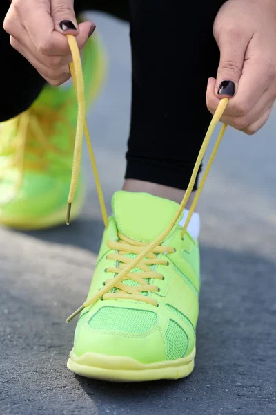 Runner 's feet on road — стоковое фото