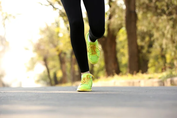 Runner 's feet on road — стоковое фото