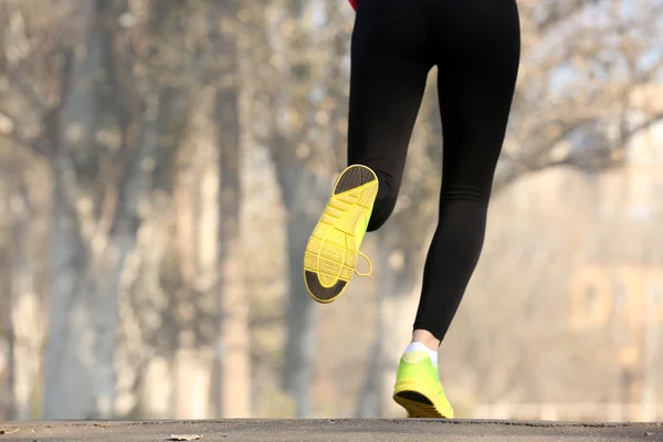 Runner 's feet on road — стоковое фото