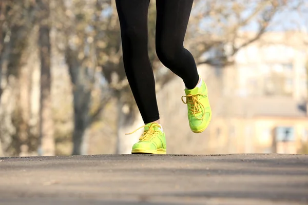 Runner 's feet on road — стоковое фото