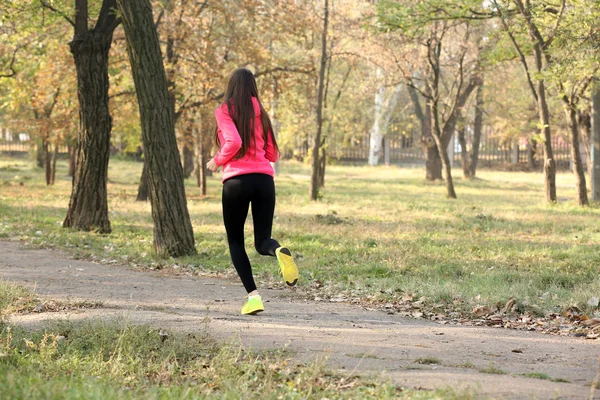 Joven mujer corriendo —  Fotos de Stock