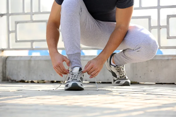 Runner tying shoelaces — Stock Photo, Image