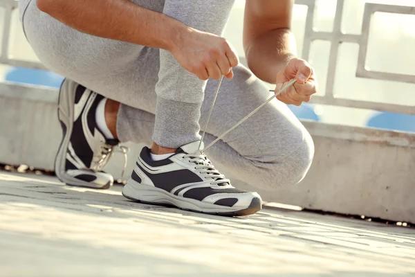 Runner tying shoelaces — Stock Photo, Image